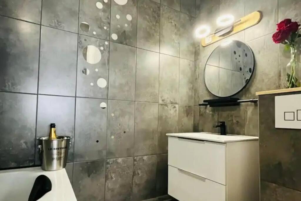 Orphelin Studio Avec Balneo Proche Centre Ville 兰斯 外观 照片